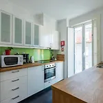 Family Near Metro Sleeps 8 Apartman