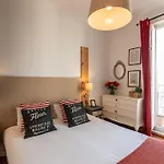 Family Near Metro Sleeps 8 Apartman