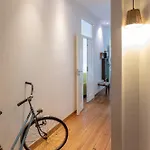 Family Near Metro Sleeps 8 Apartman *