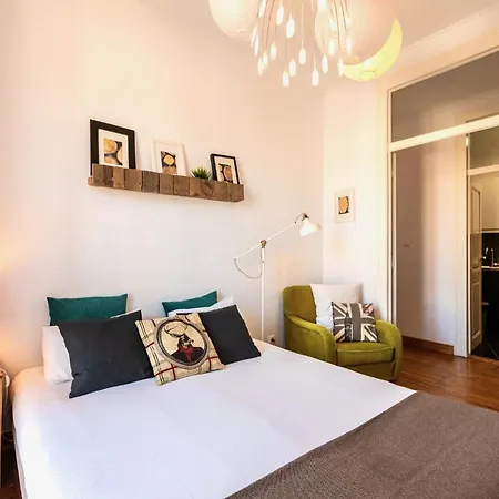 Family Near Metro Sleeps 8 Appartamento