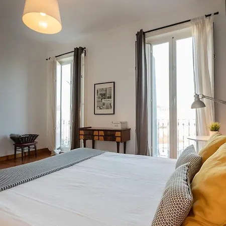 Family Near Metro Sleeps 8 리스본