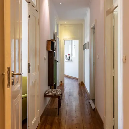 Family Near Metro Sleeps 8 * 리스본