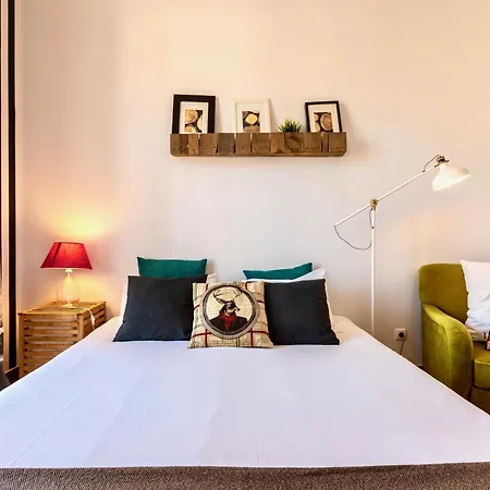 Family Near Metro Sleeps 8 * 리스본