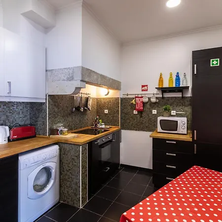 Family Near Metro Sleeps 8 아파트 리스본