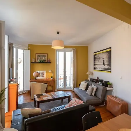 아파트 Family Near Metro Sleeps 8 *