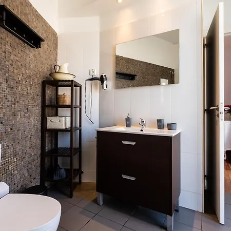 Family Near Metro Sleeps 8 *