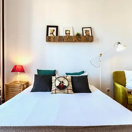 Family Near Metro Sleeps 8 아파트 리스본