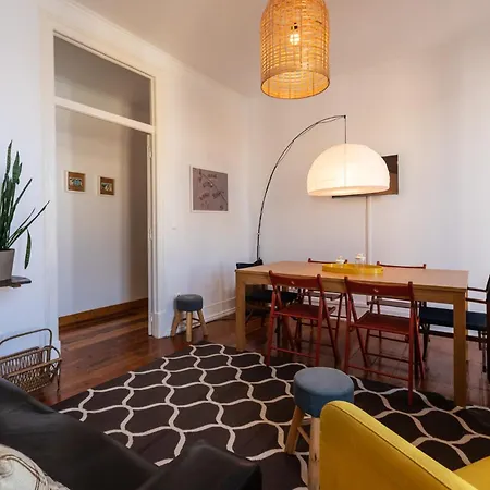 Family Near Metro Sleeps 8 아파트 리스본