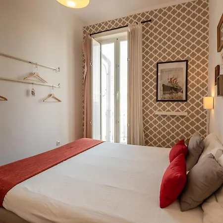 Family Near Metro Sleeps 8 아파트 리스본