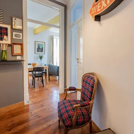 Family Near Metro Sleeps 8 아파트