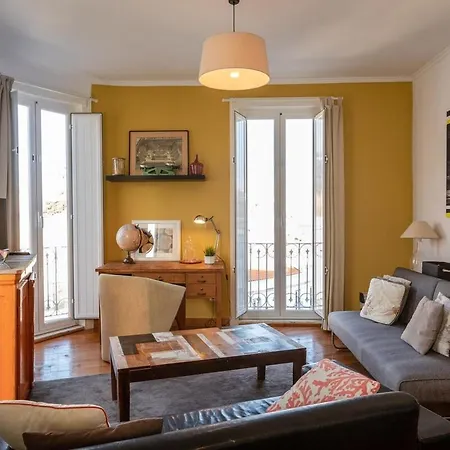 아파트 Family Near Metro Sleeps 8 리스본