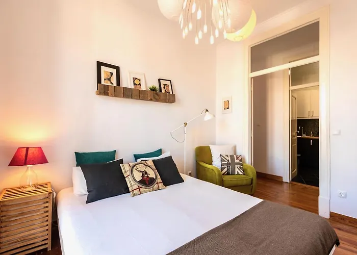 Family Near Metro Sleeps 8 Appartamento