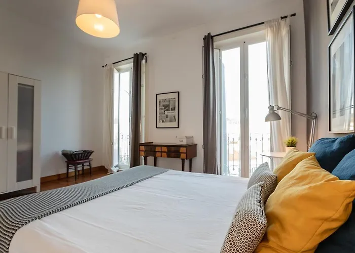 Family Near Metro Sleeps 8 Lisbona