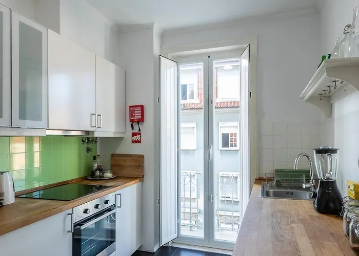 Family Near Metro Sleeps 8 *