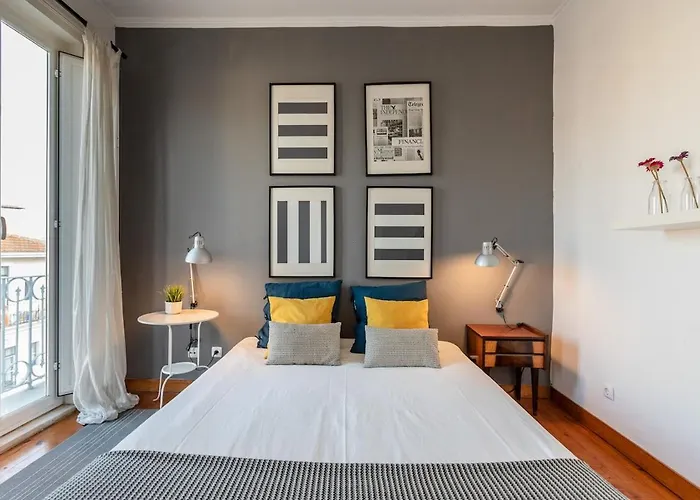 Family Near Metro Sleeps 8 *