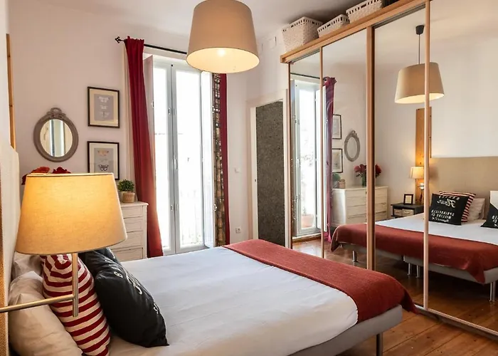 Family Near Metro Sleeps 8