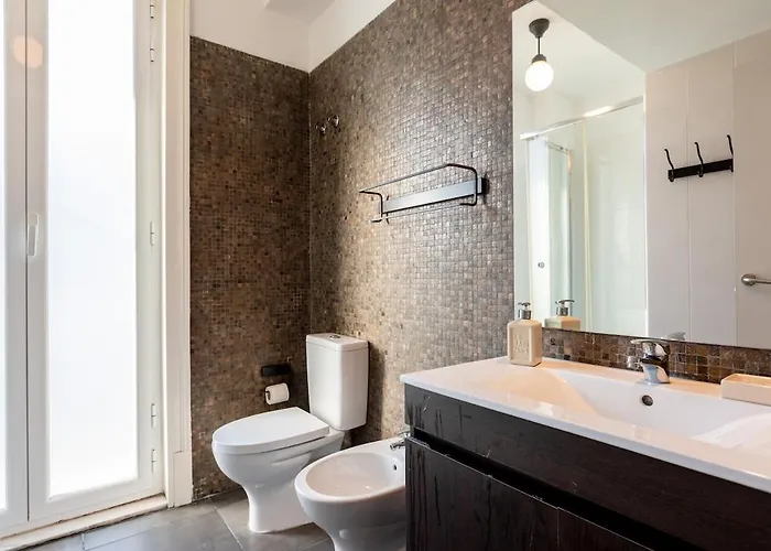 Family Near Metro Sleeps 8 *