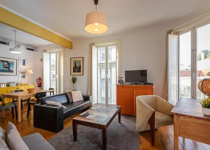 Family Near Metro Sleeps 8