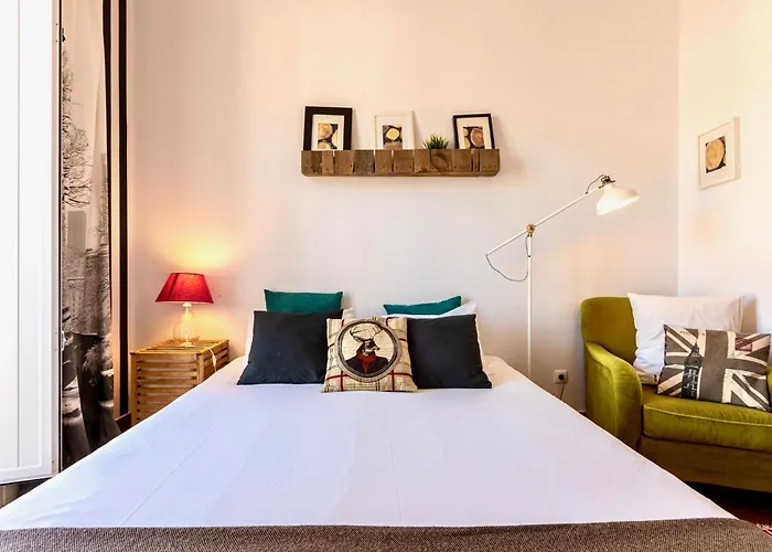 Family Near Metro Sleeps 8 * Lisbona