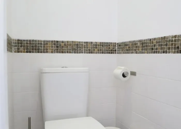 Family Near Metro Sleeps 8