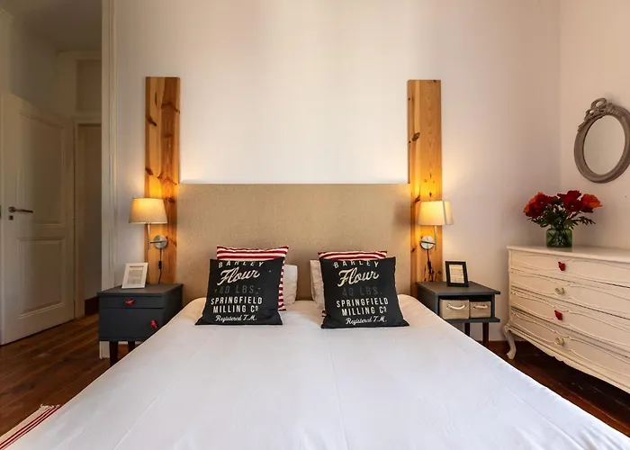 Appartamento Family Near Metro Sleeps 8 Lisbona