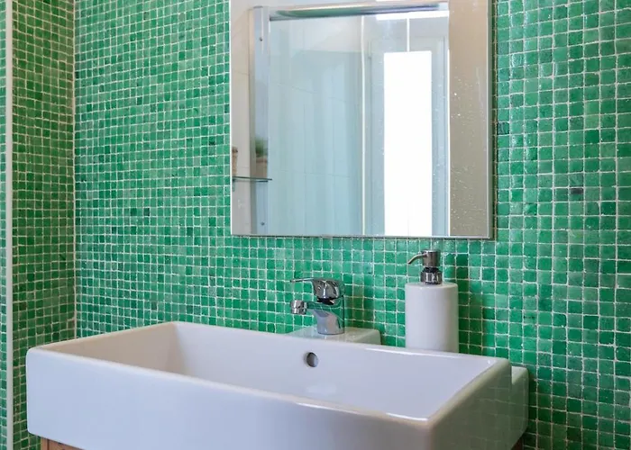 Family Near Metro Sleeps 8 Apartamento