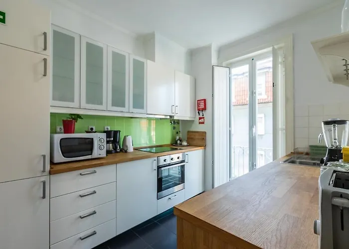 Family Near Metro Sleeps 8 Appartamento