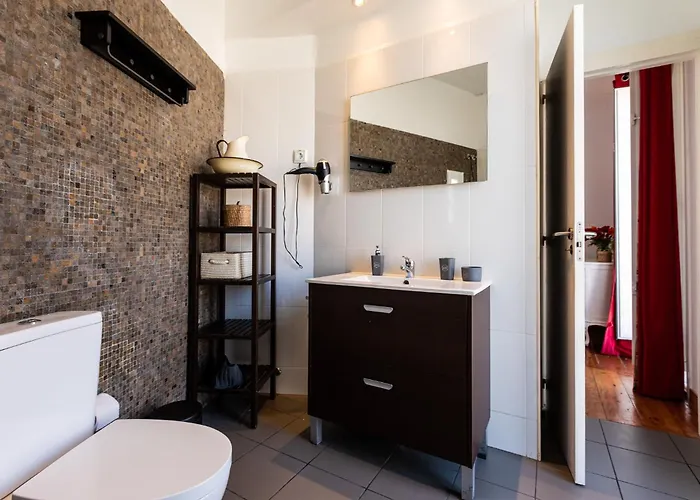 Family Near Metro Sleeps 8 *