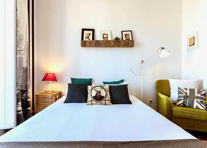 Family Near Metro Sleeps 8 Appartamento Lisbona