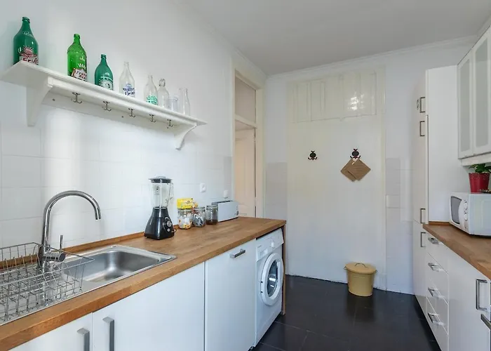 Family Near Metro Sleeps 8 *