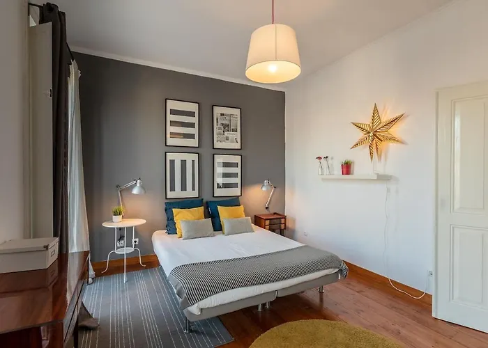 Family Near Metro Sleeps 8 Appartamento *