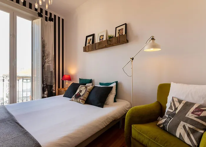 Family Near Metro Sleeps 8 *