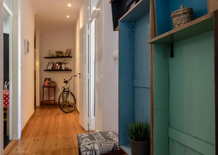 Family Near Metro Sleeps 8 Lisbona