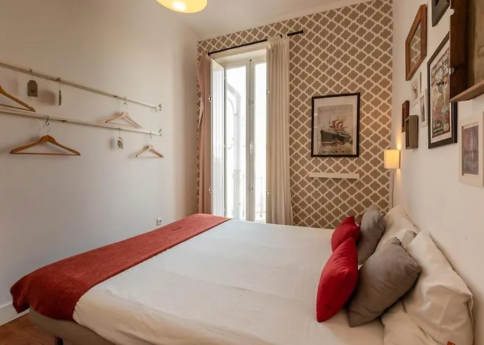 Family Near Metro Sleeps 8 Appartamento Lisbona