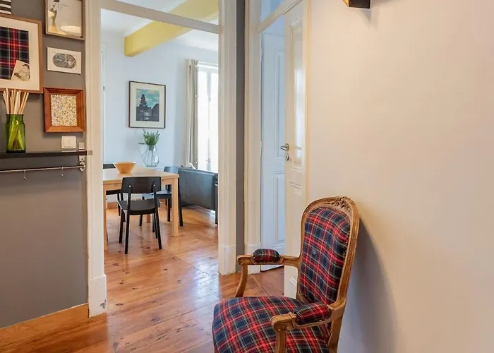 Family Near Metro Sleeps 8 Apartamento