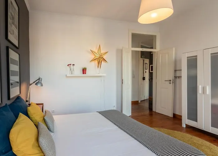 Family Near Metro Sleeps 8 * Lisbona